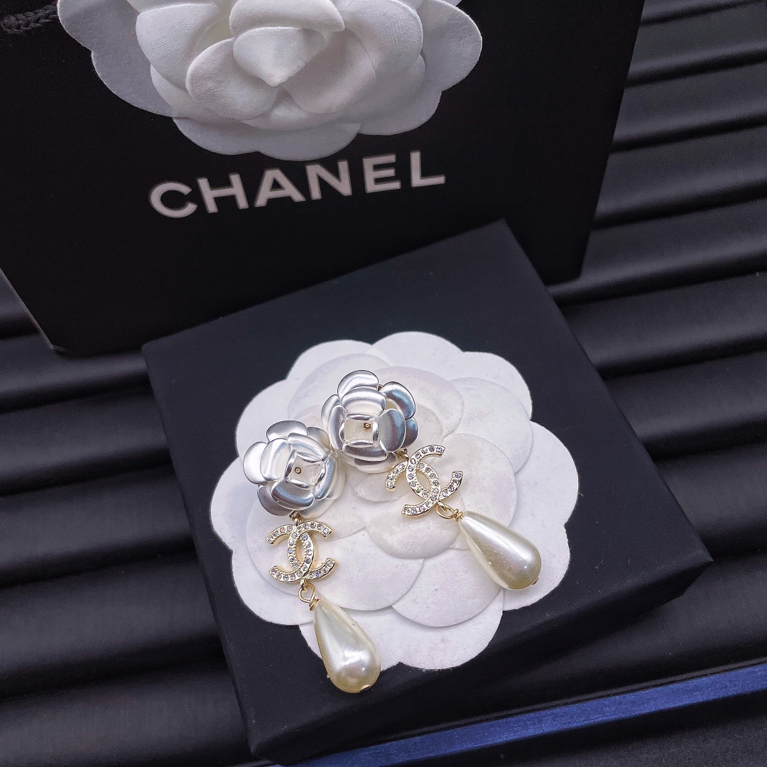 C style Camellia Pearl Earrings-Luxeon