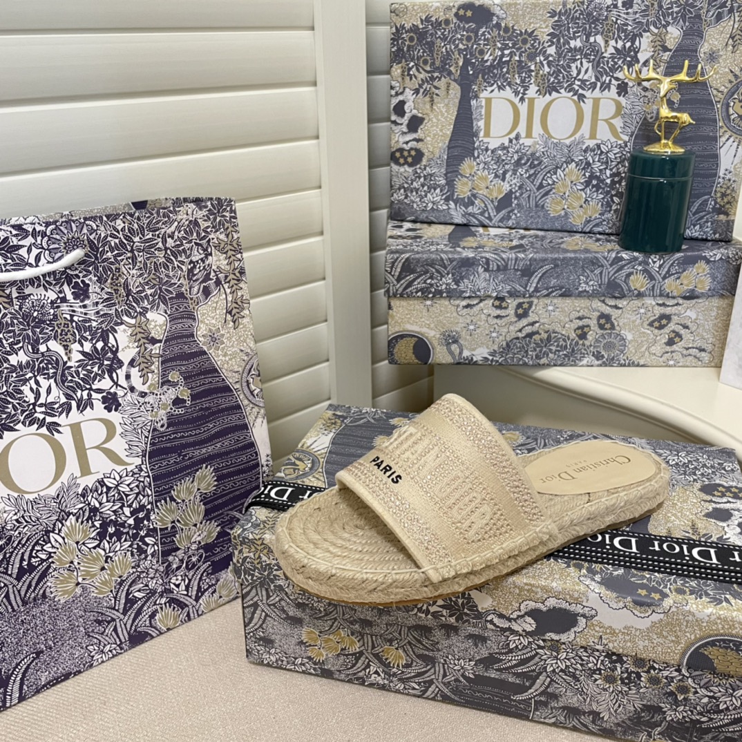 D style new spring and summer embroidered fisherman flip flops-Luxeon