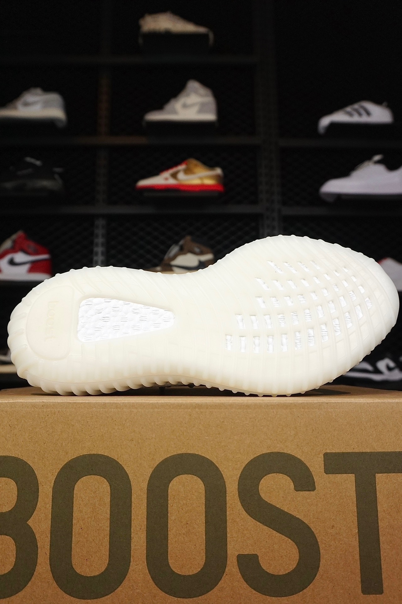 Mesh athletic shoes