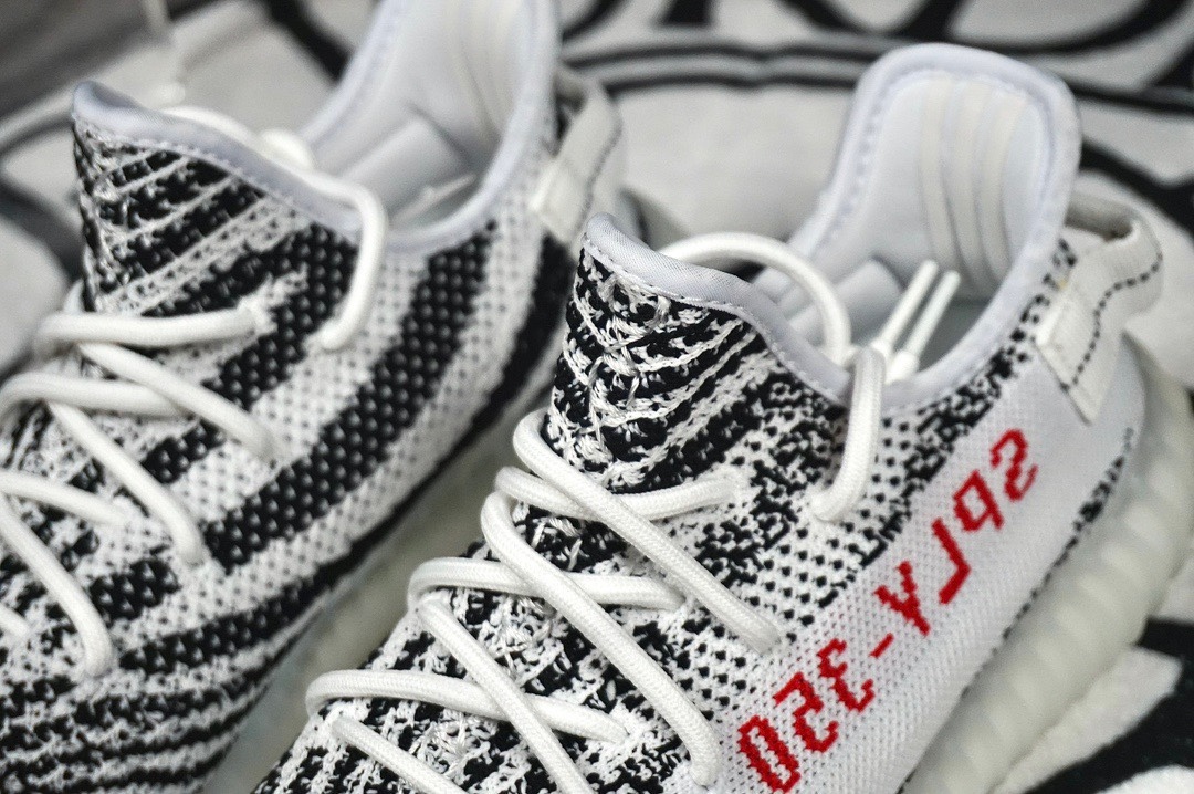 Mesh athletic shoes