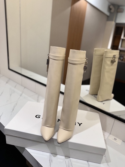High-heeled buckle boots