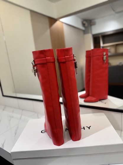 High-heeled buckle boots