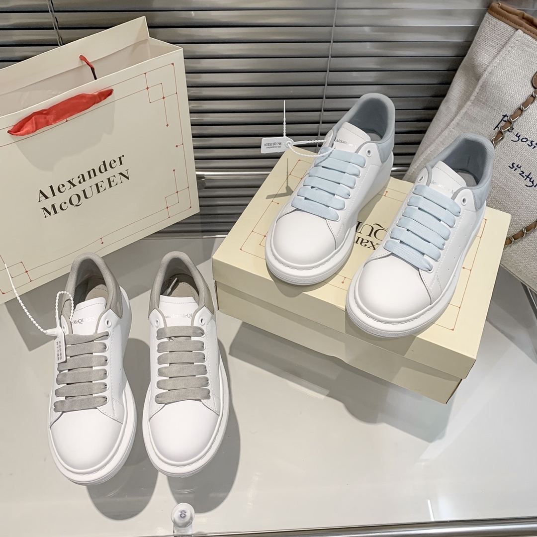 A Style couple white shoes