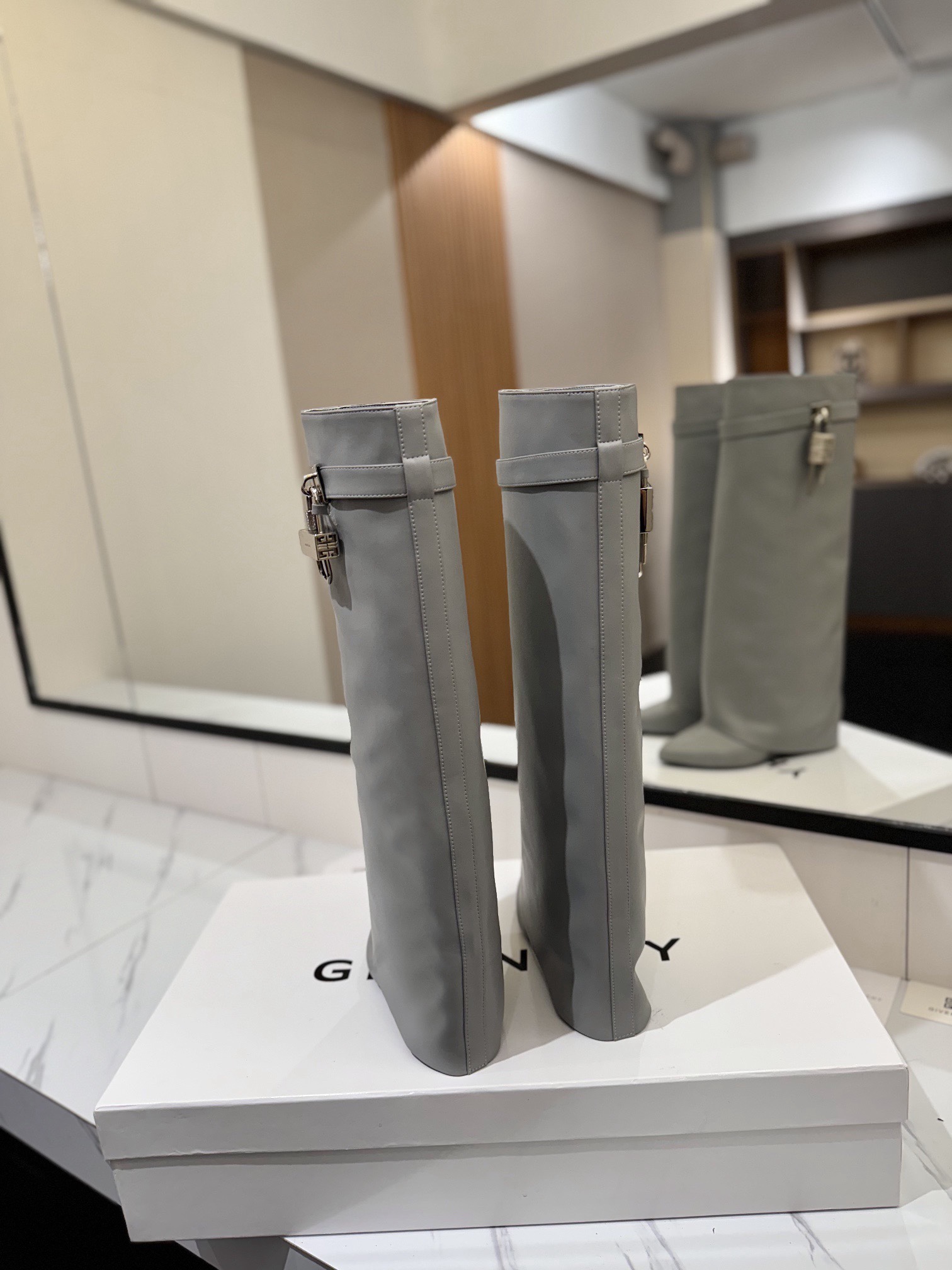 High-heeled buckle boots