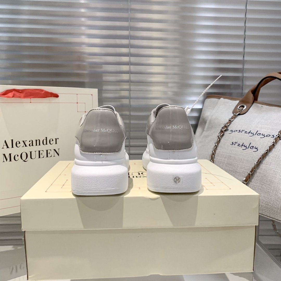 A Style couple white shoes