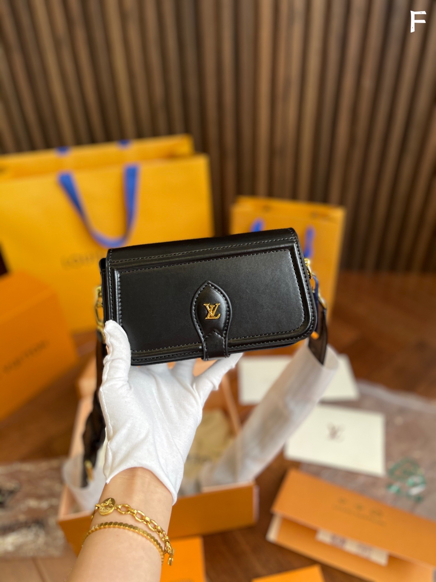L style . black shoulder bags-Luxeon