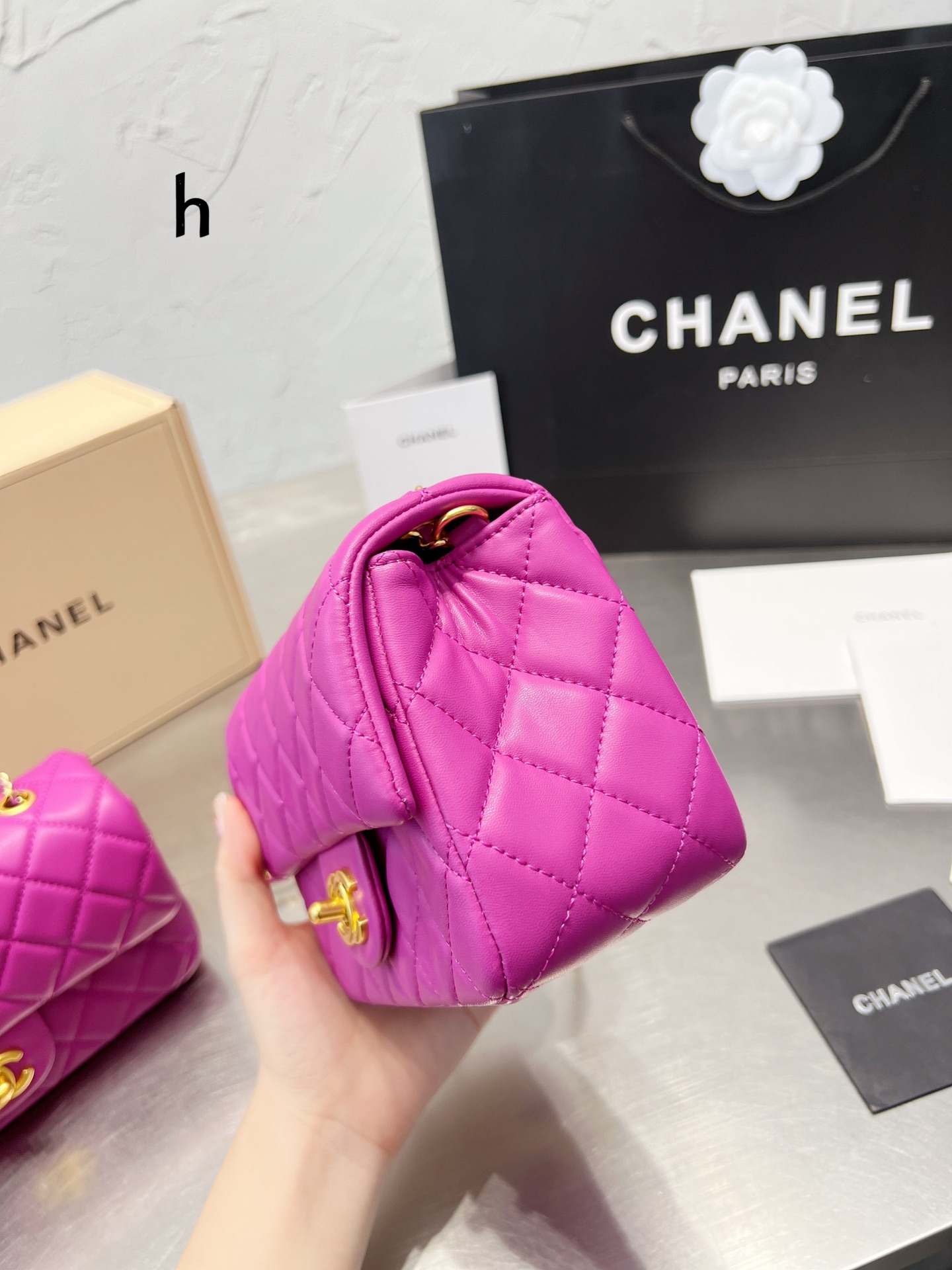 C style golden ball handbag-Luxeon