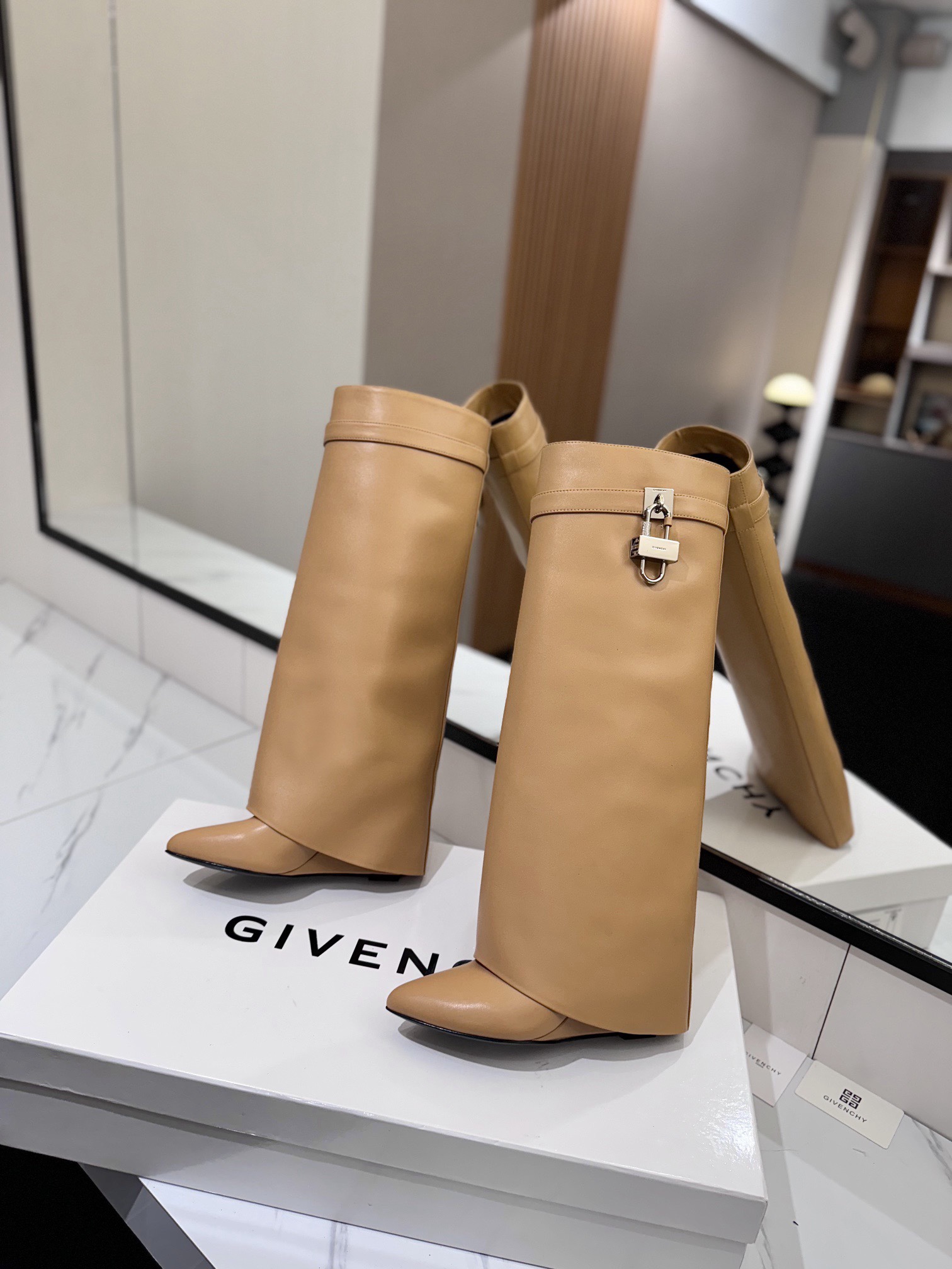 High-heeled buckle boots