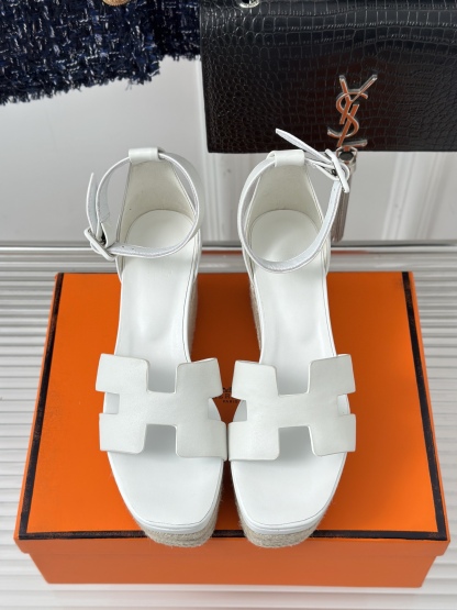 H style chunky sandals