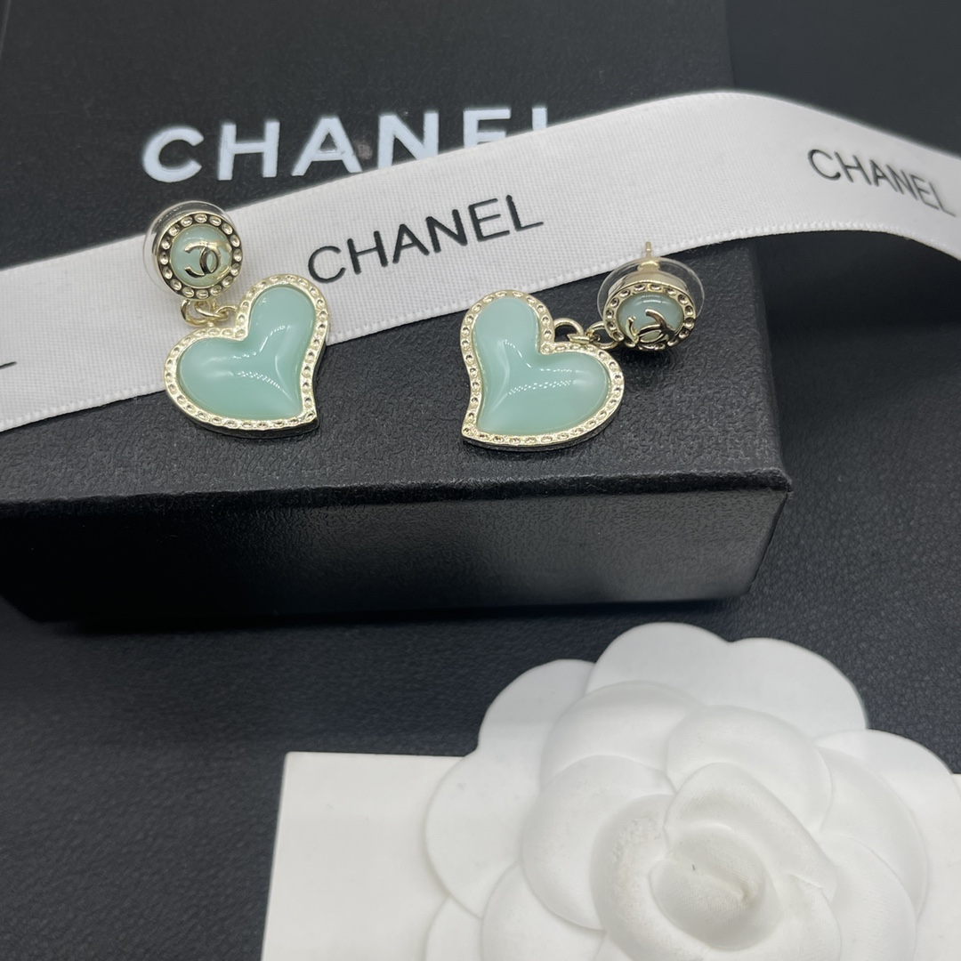 C style heart-shaped stud earrings-Luxeon