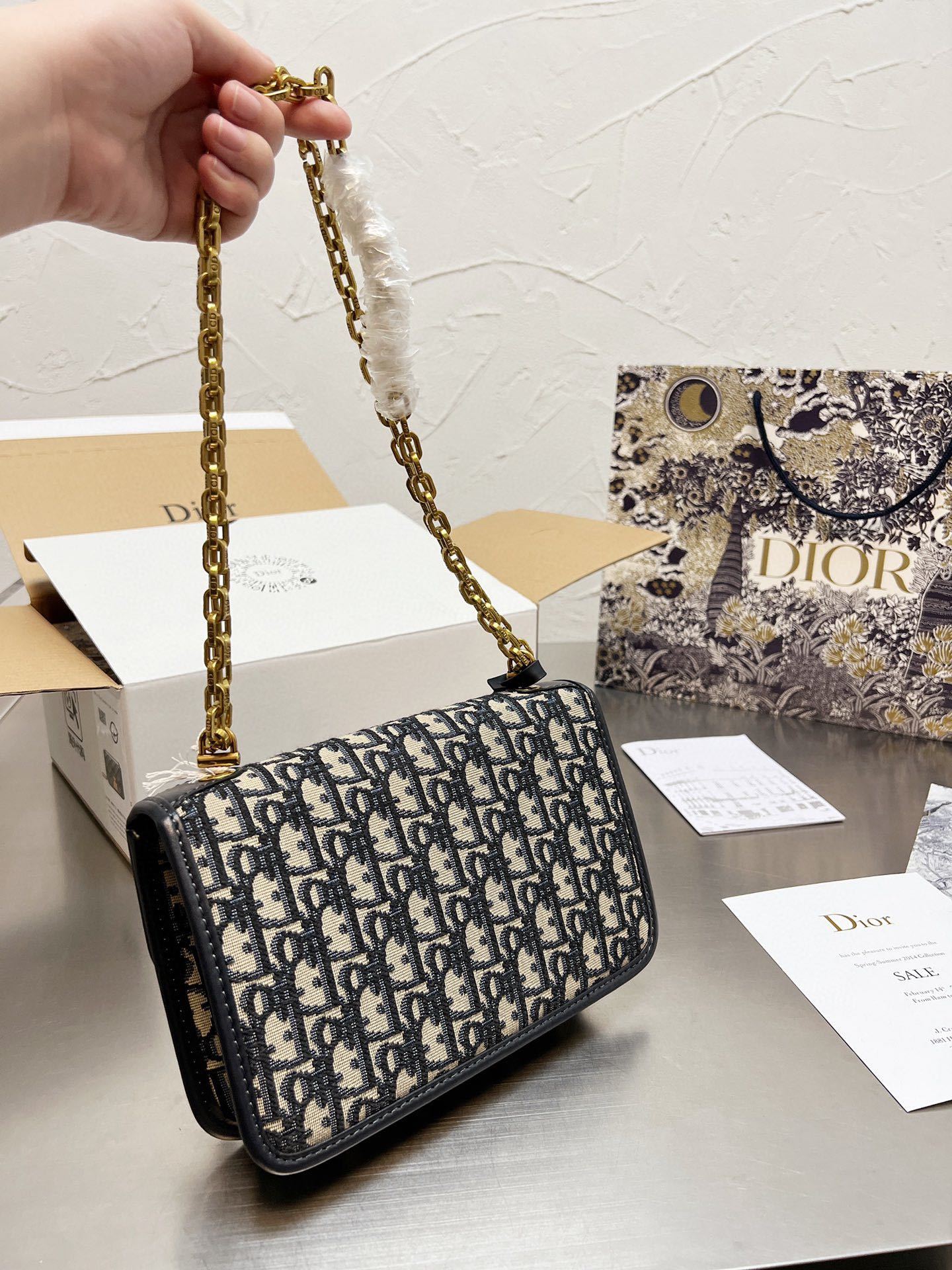 D style Addict Shoulder Bags Metal Chain Bags-Luxeon