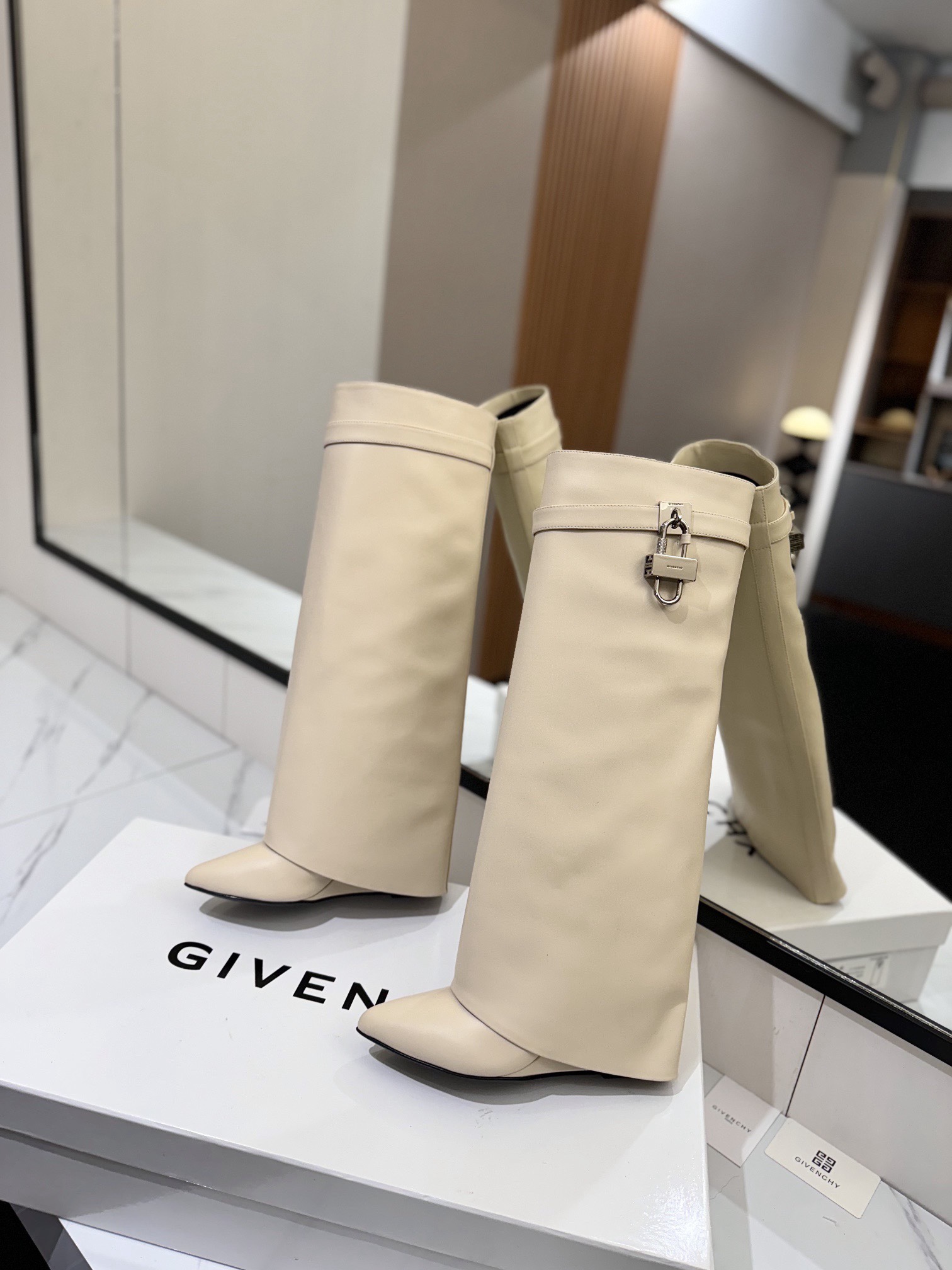 High-heeled buckle boots