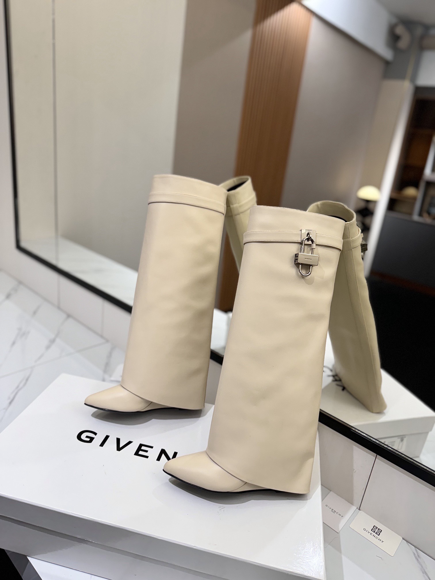 High-heeled buckle boots