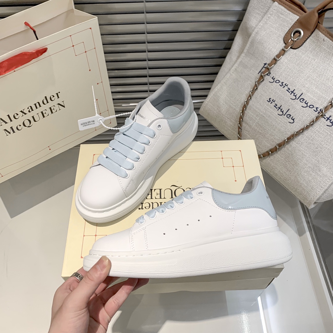 A Style couple white shoes