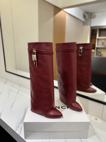 High-heeled buckle boots