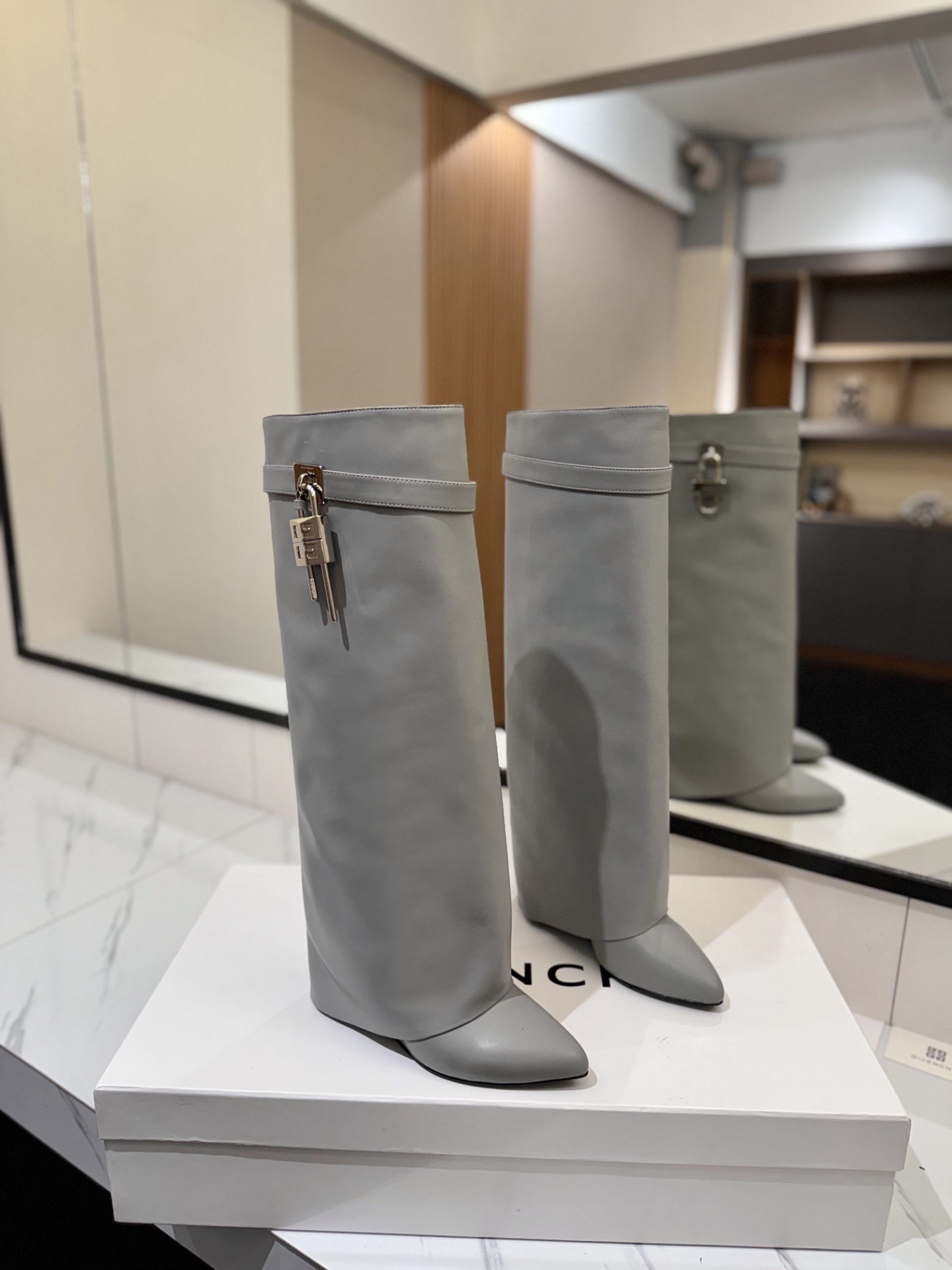 High-heeled buckle boots