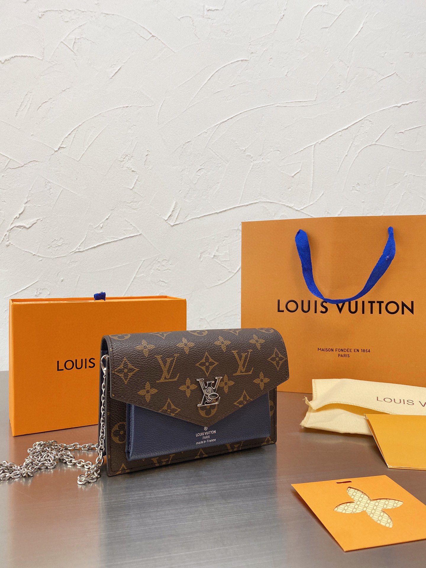 L style bag Shoulder Bags-Luxeon