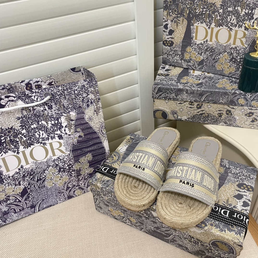 D style new spring and summer embroidered fisherman flip flops-Luxeon