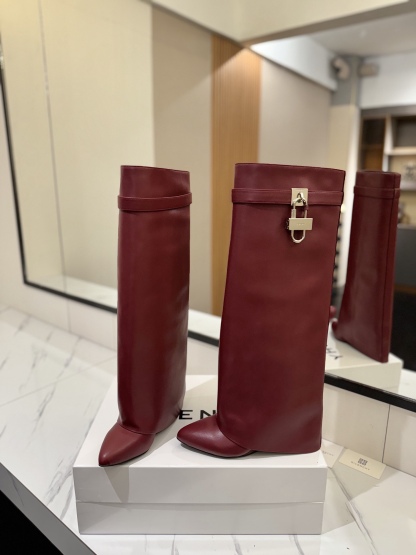 High-heeled buckle boots