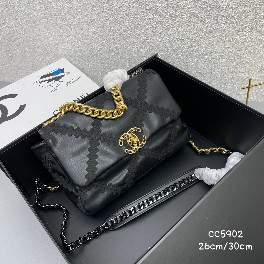 C style diamond chain leather handbag-Luxeon