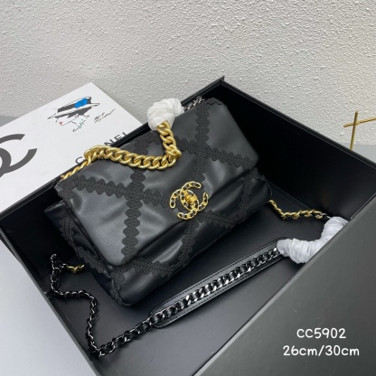 C style diamond chain leather handbag-Luxeon