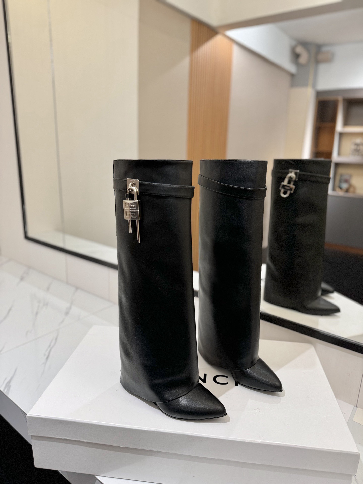 High-heeled buckle boots