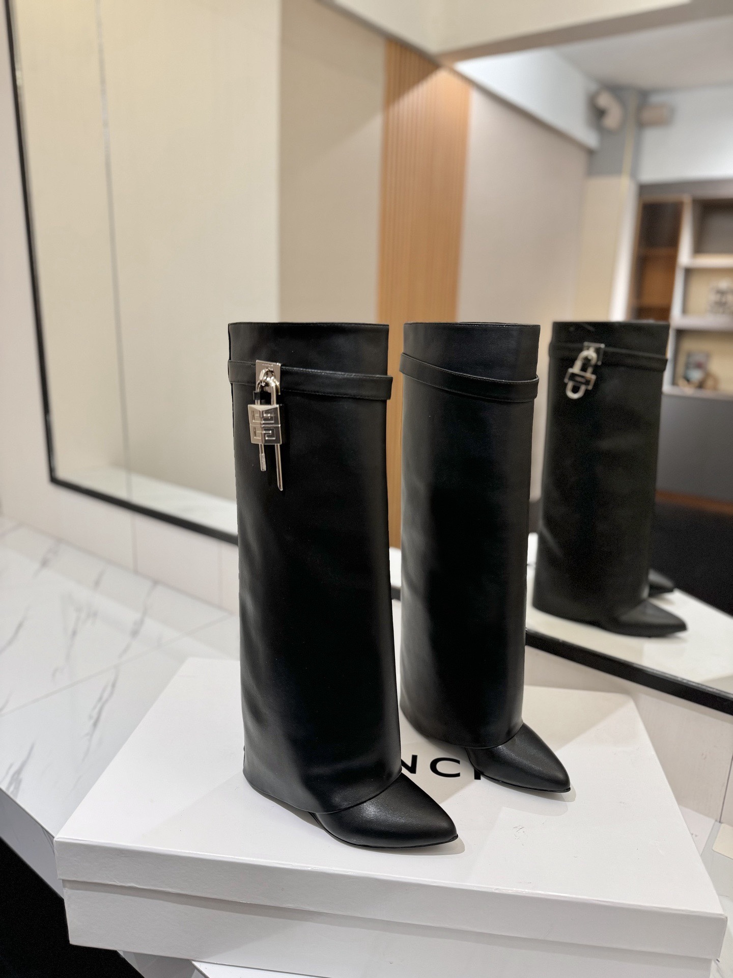 High-heeled buckle boots