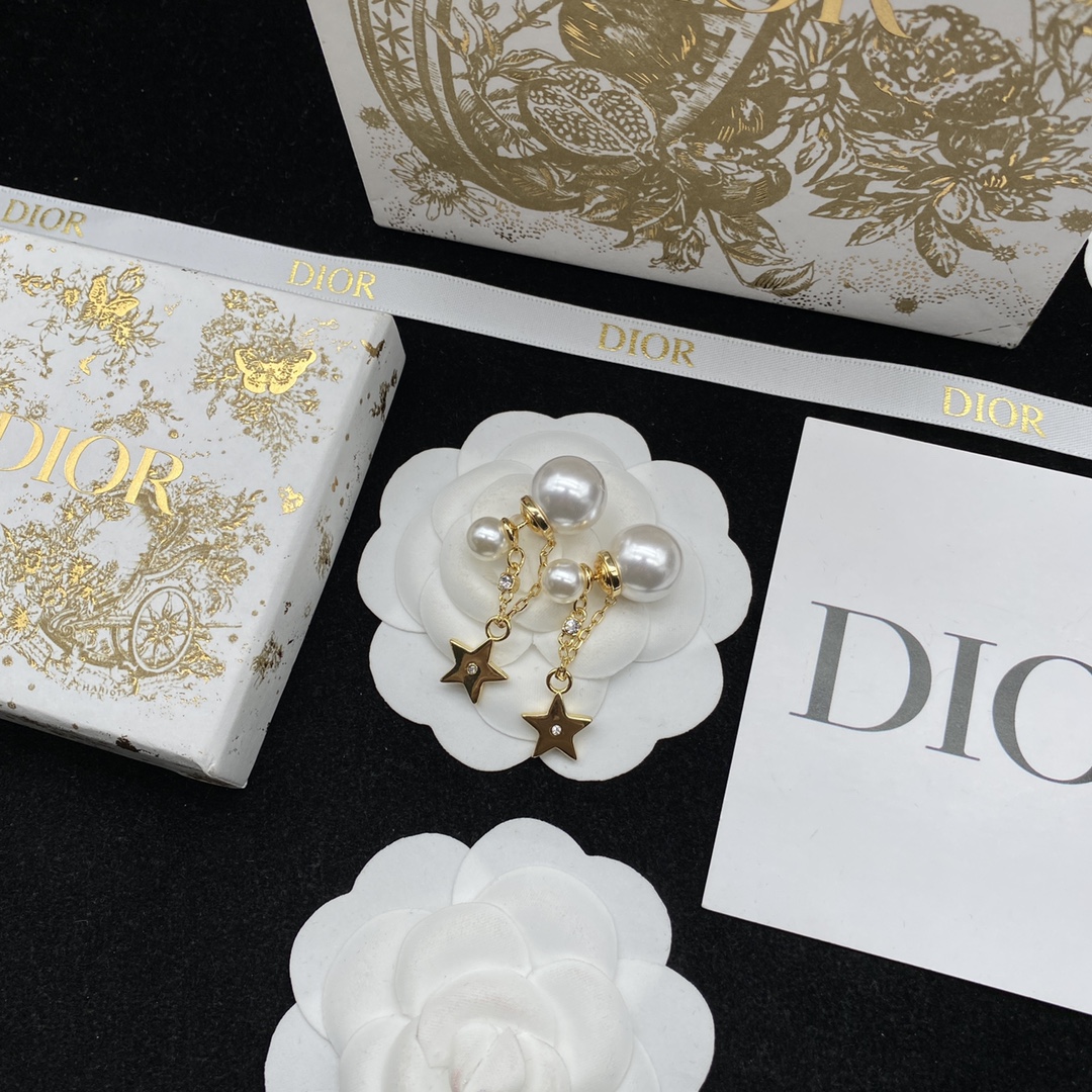 D style New Pearl Stud Earrings-Luxeon