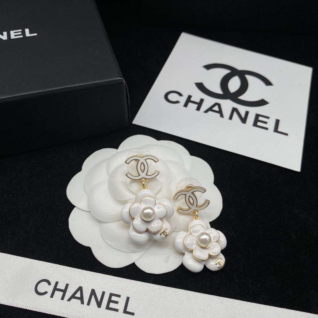 Chan Fashion Stud Earrings-Luxeon