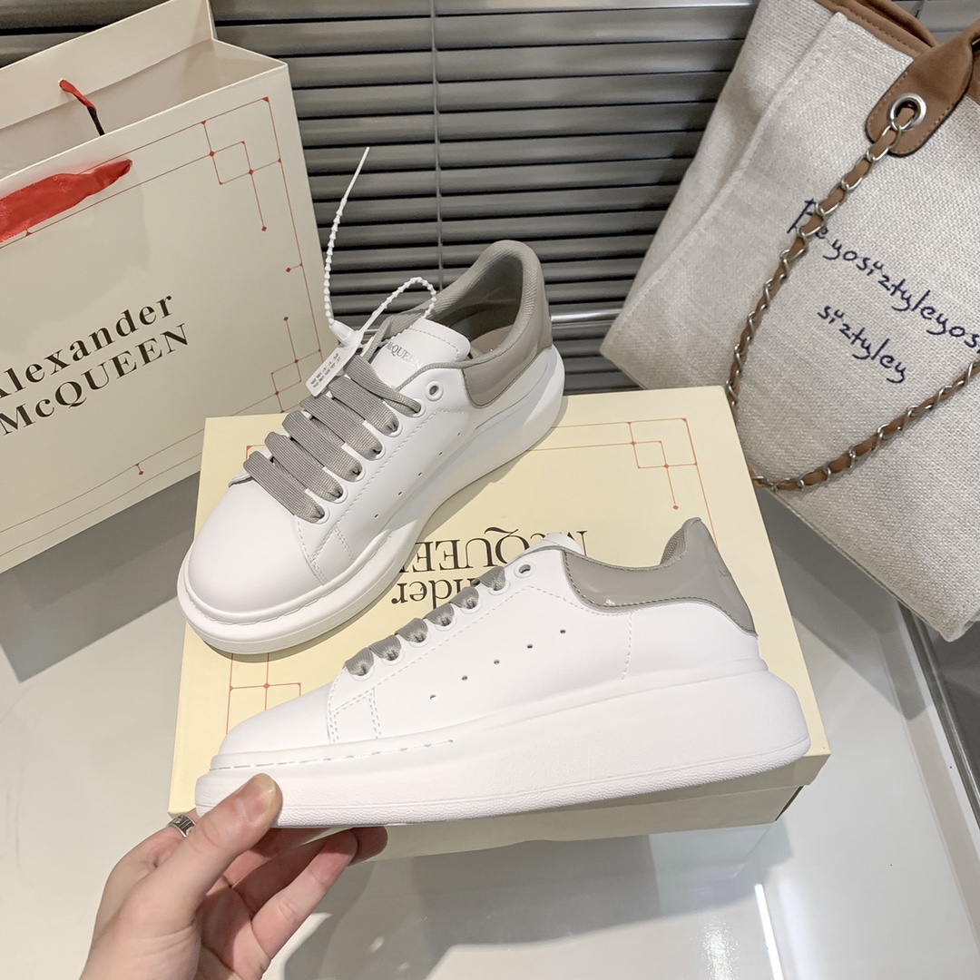 A Style couple white shoes