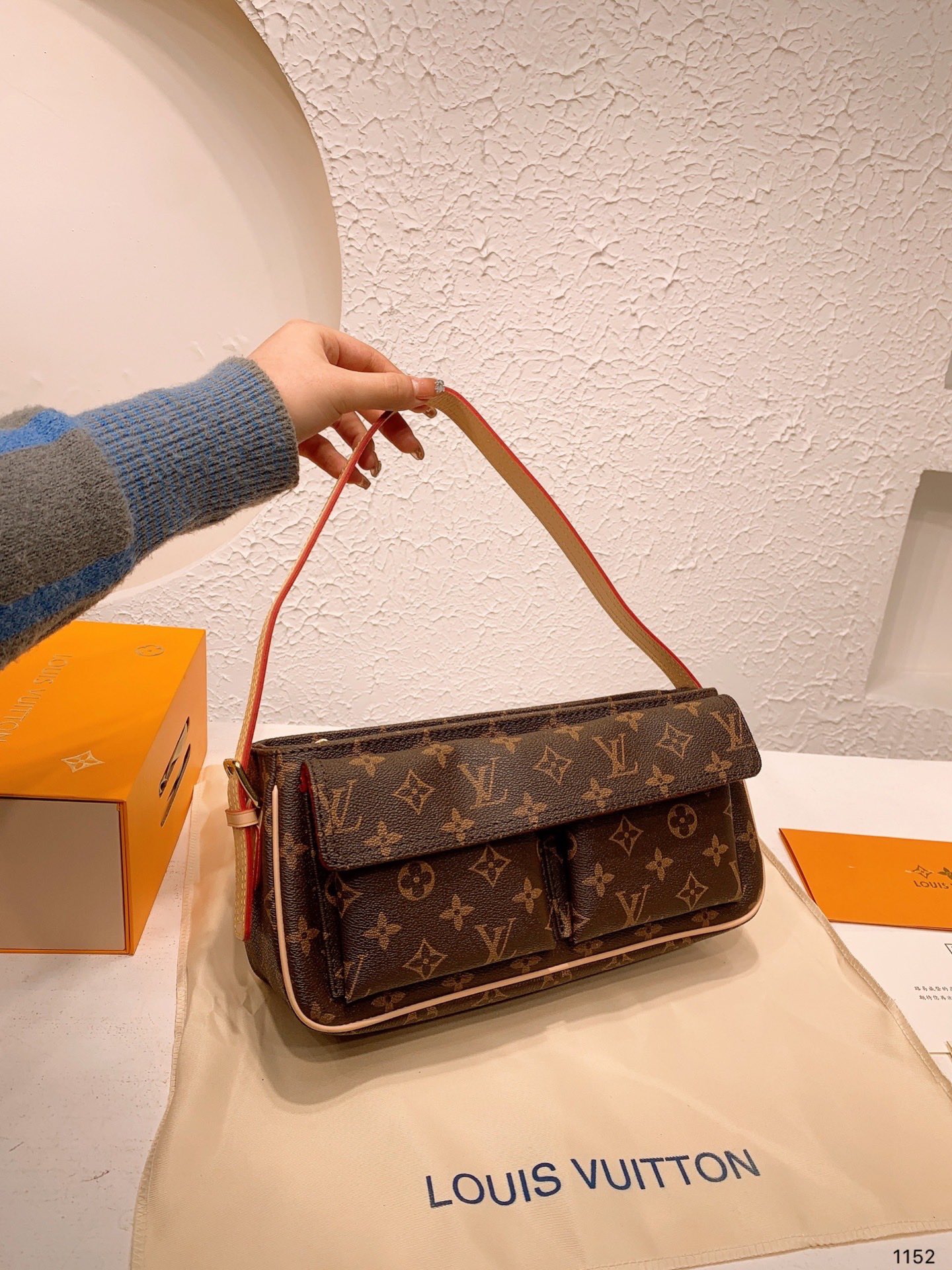 L style bag Handbags Vintage-Luxeon