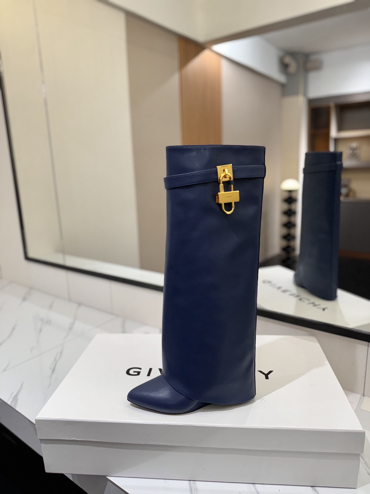 High-heeled buckle boots