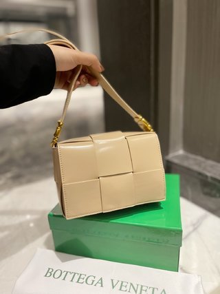 BV Bottega Veneta Cassette Handbags-Luxeon