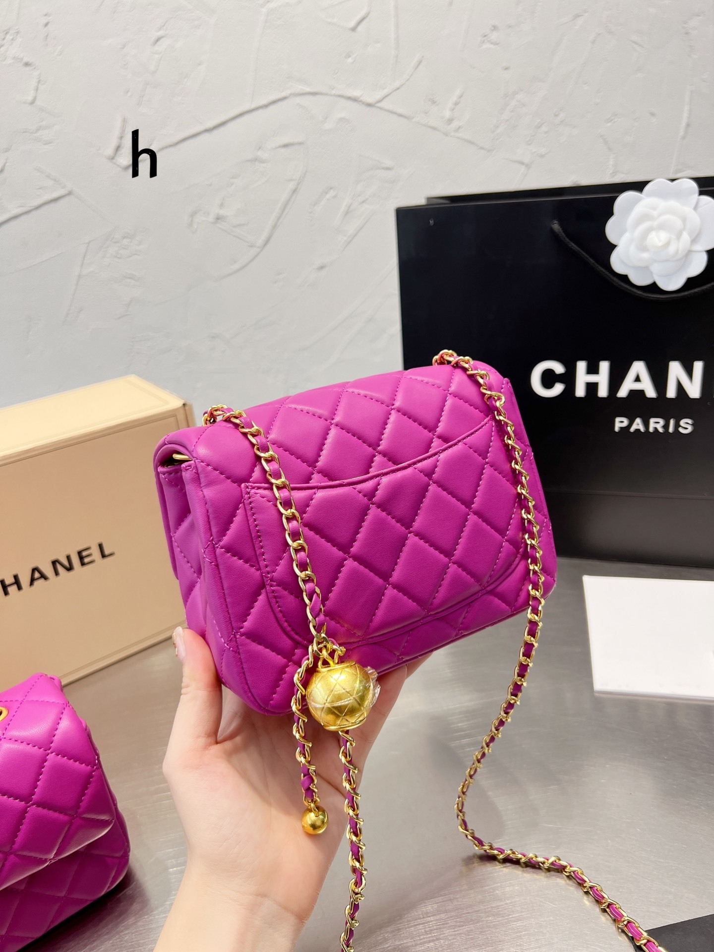 C style golden ball handbag-Luxeon