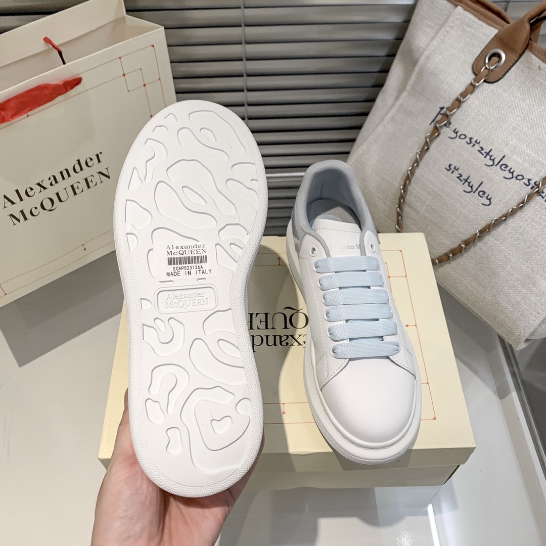 A Style couple white shoes