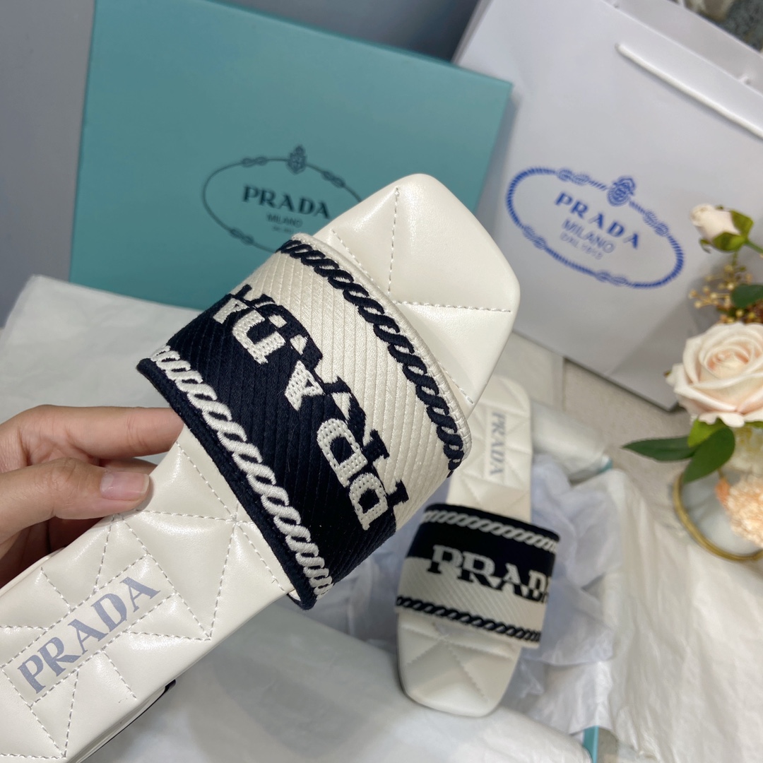 P style three-dimensional embroidery flat slippers-Luxeon