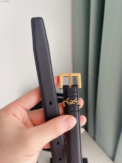 Women belt with a square pin buckle