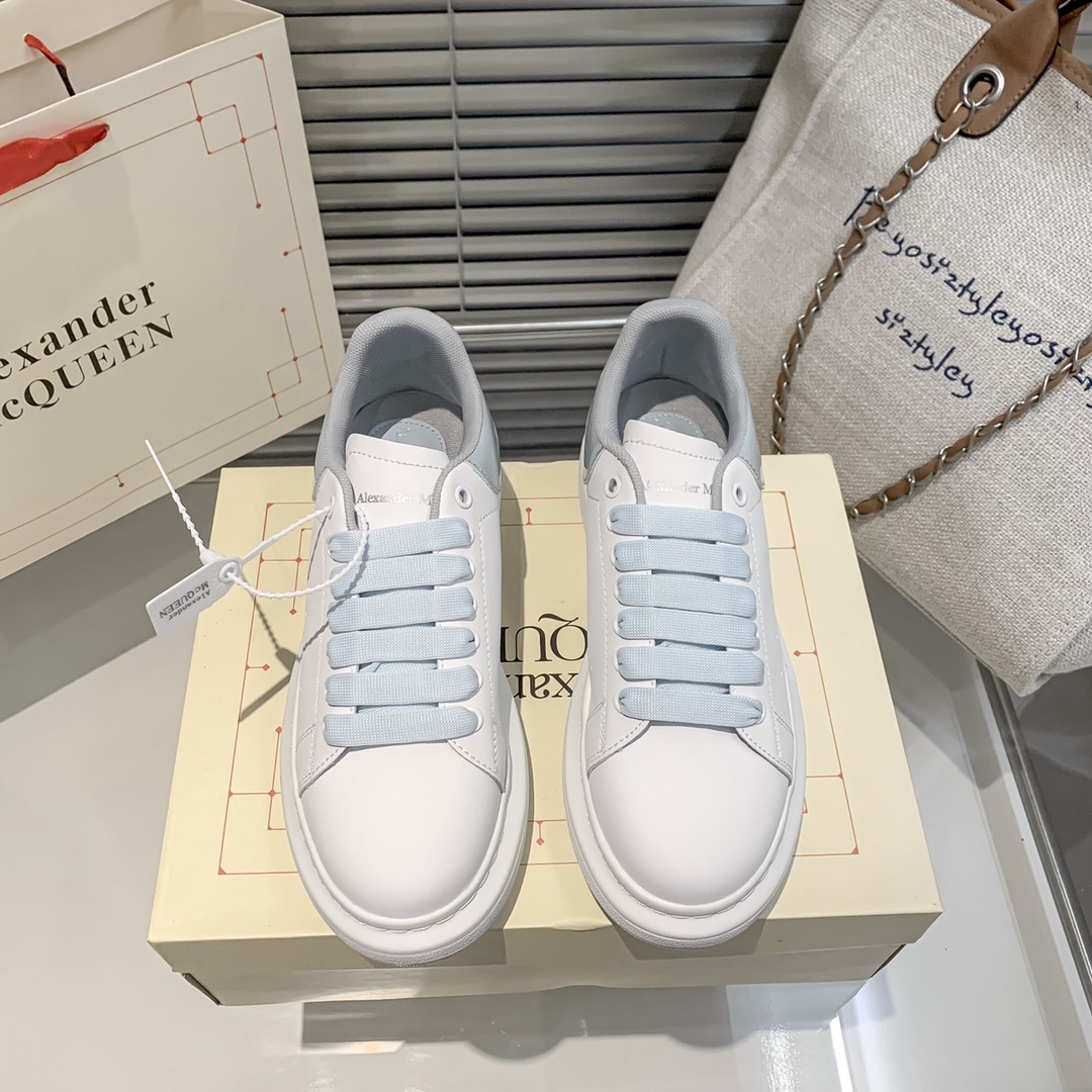 A Style couple white shoes