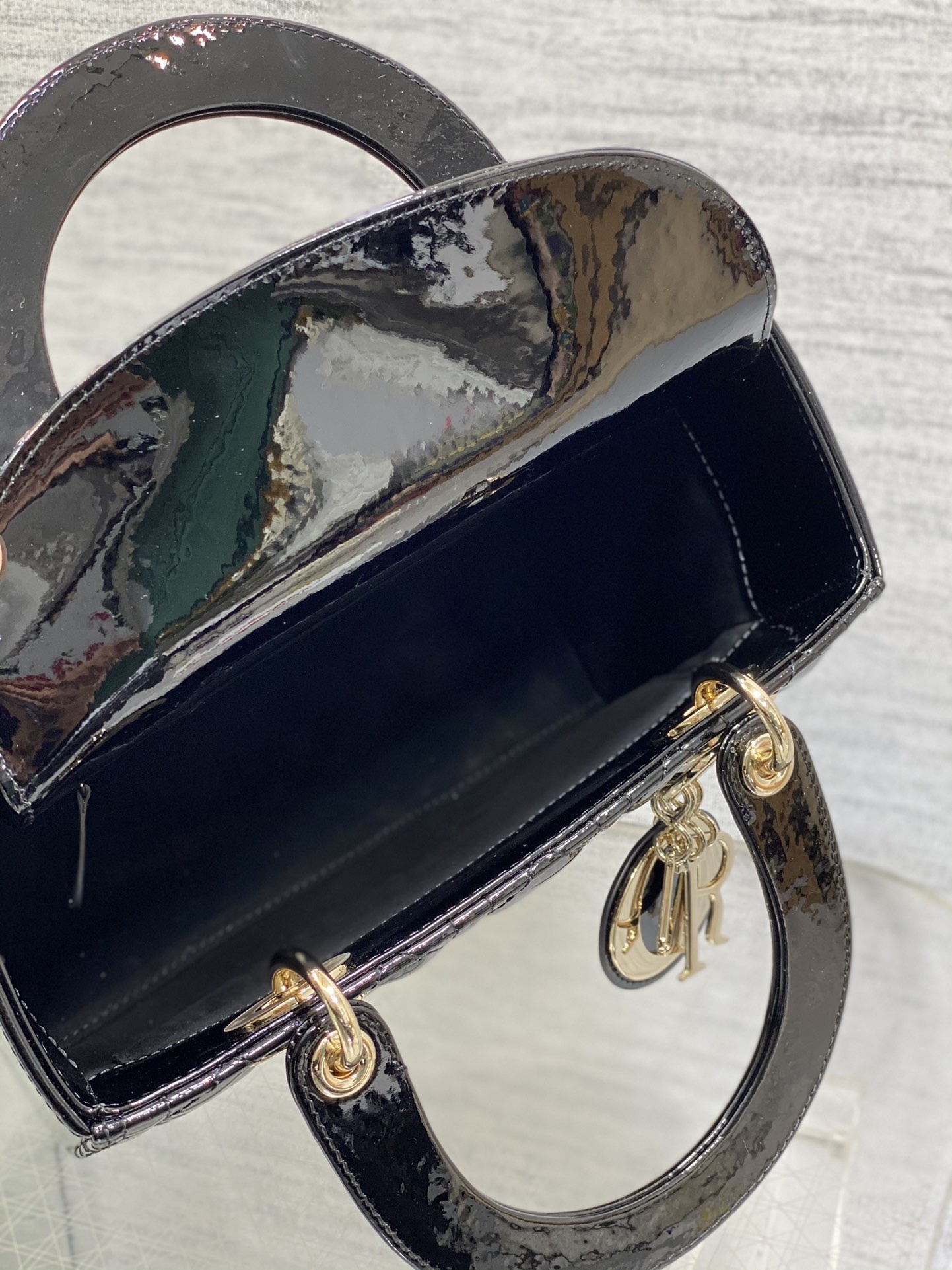 patent leather handbag 24*20*11cm