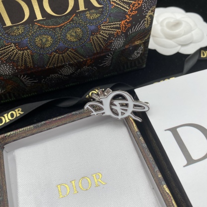 D style letter brooch-Luxeon