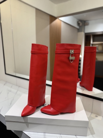 High-heeled buckle boots