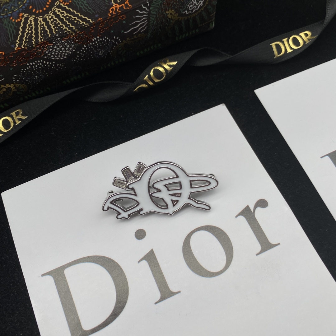 D style letter brooch-Luxeon