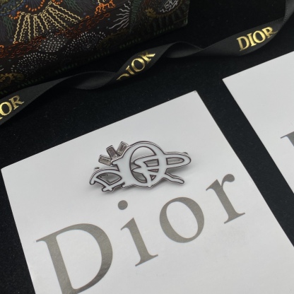 D style letter brooch-Luxeon