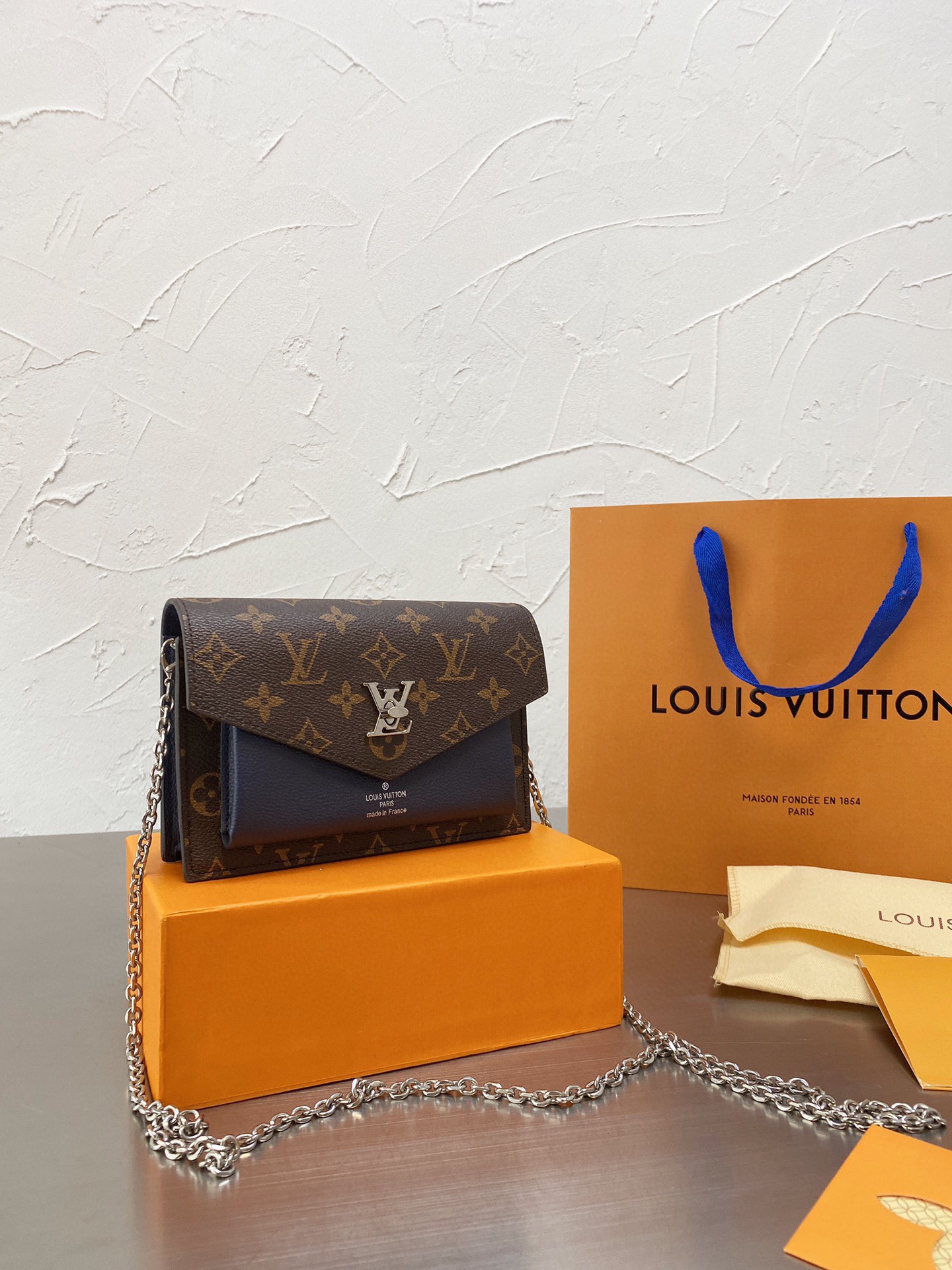 L style bag Shoulder Bags-Luxeon