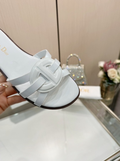 Women hollow slippers