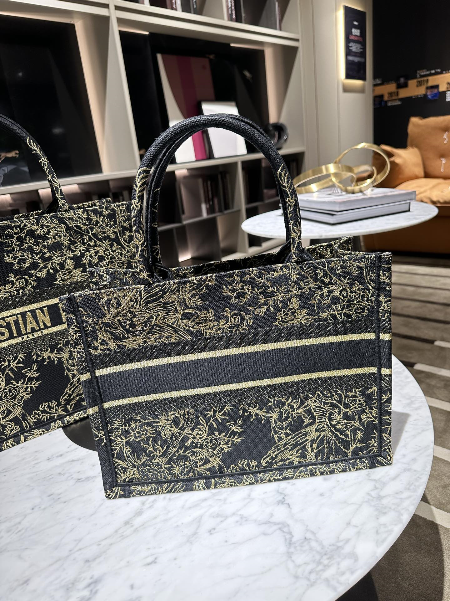 D style Book Tote bag-Luxeon