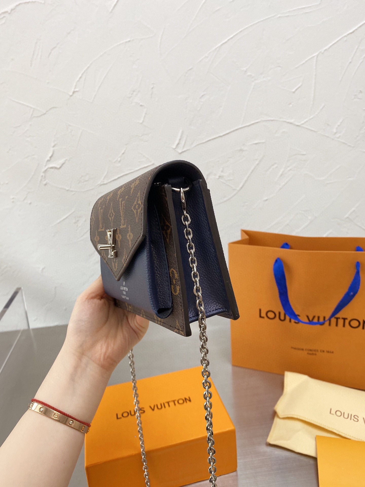 L style bag Shoulder Bags-Luxeon
