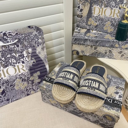 D style new spring and summer embroidered fisherman flip flops-Luxeon