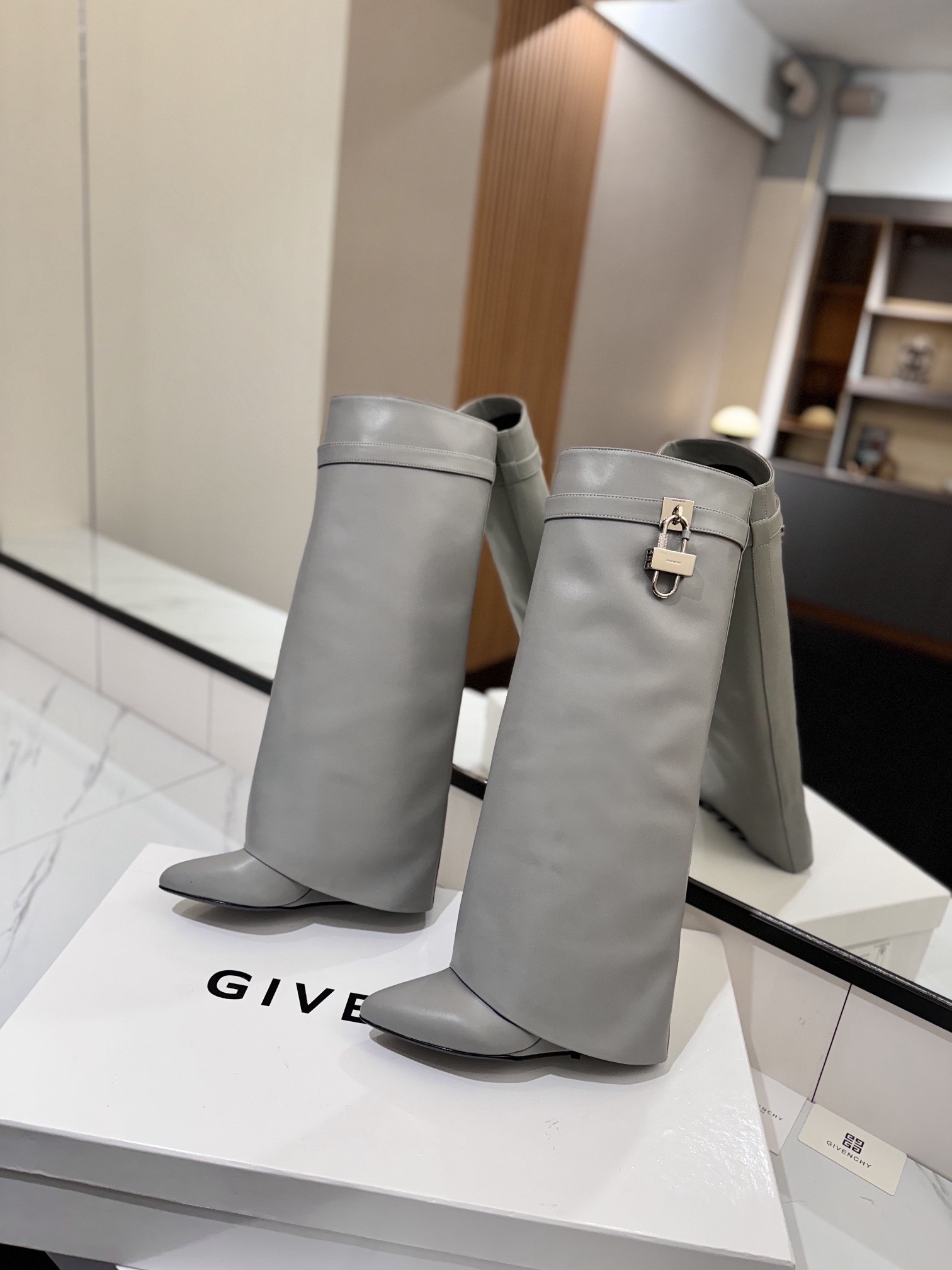 High-heeled buckle boots