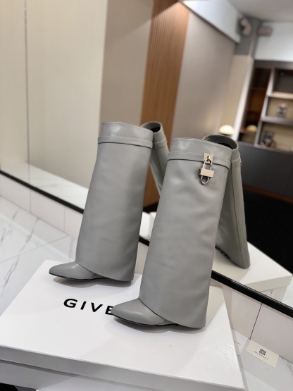 High-heeled buckle boots